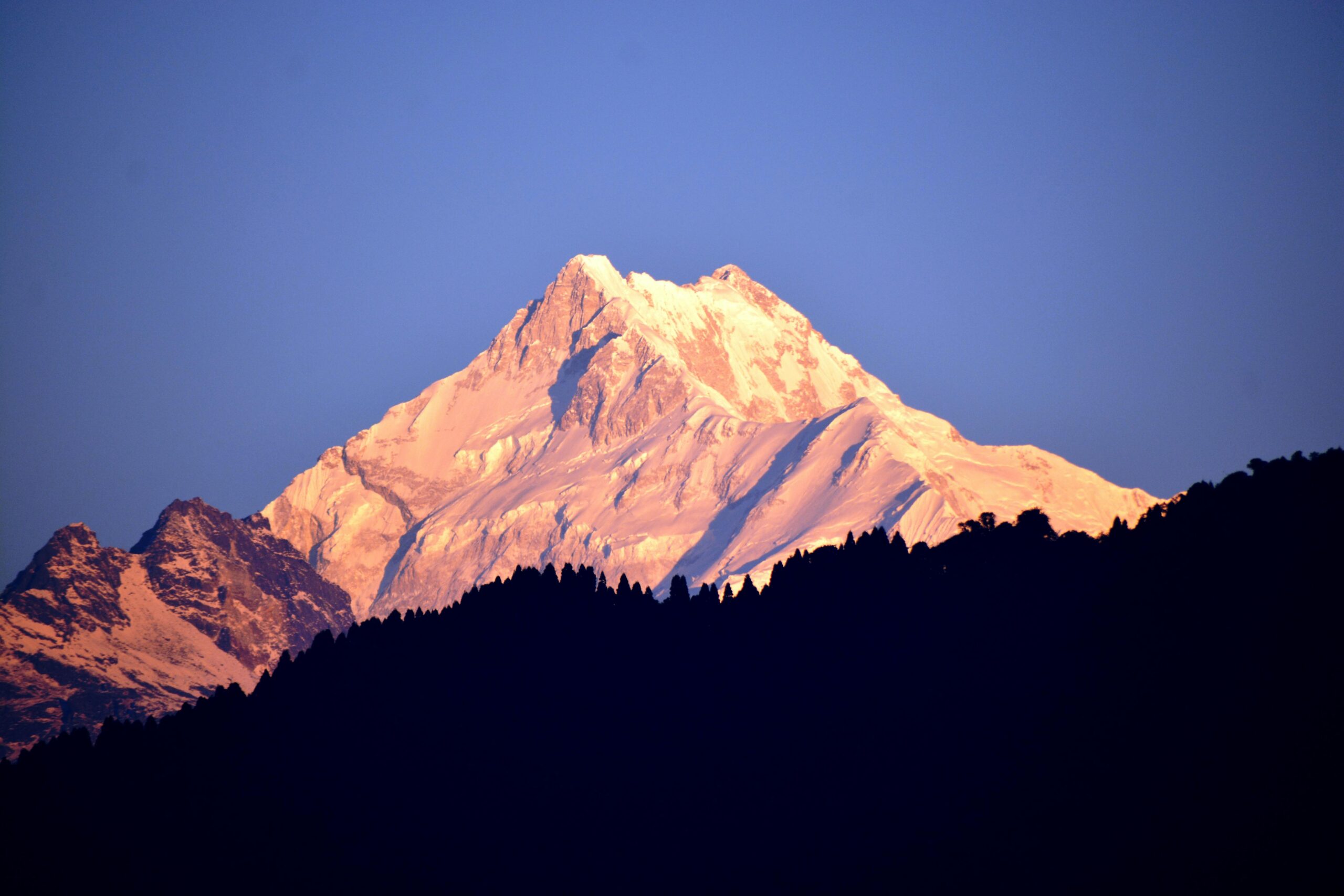 sunrise-at-sarangkot Sunrise over the Annapurnamountains from Sarangkot viewpoint